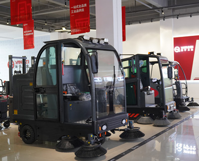 駕駛式掃地機 駕駛式掃地機